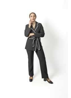 Fato Preto Elegante com Faixa Branca
