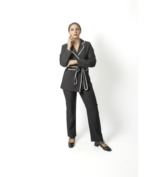 Fato Preto Elegante com Faixa Branca