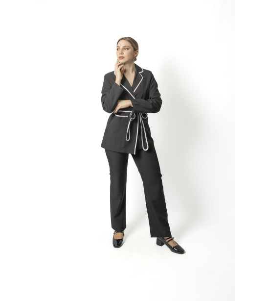 Fato Preto Elegante com Faixa Branca