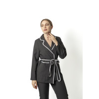 Fato Preto Elegante com Faixa Branca