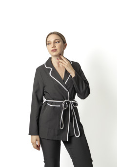 Fato Preto Elegante com Faixa Branca