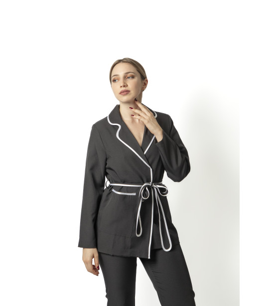 Fato Preto Elegante com Faixa Branca