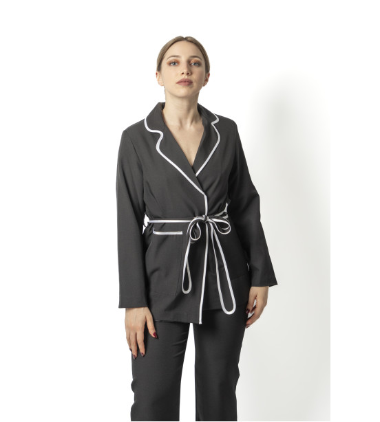 Fato Preto Elegante com Faixa Branca