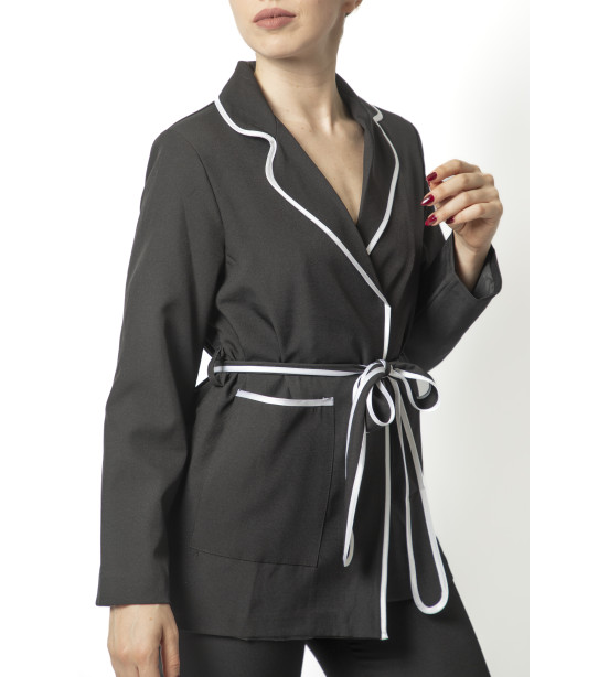 Fato Preto Elegante com Faixa Branca