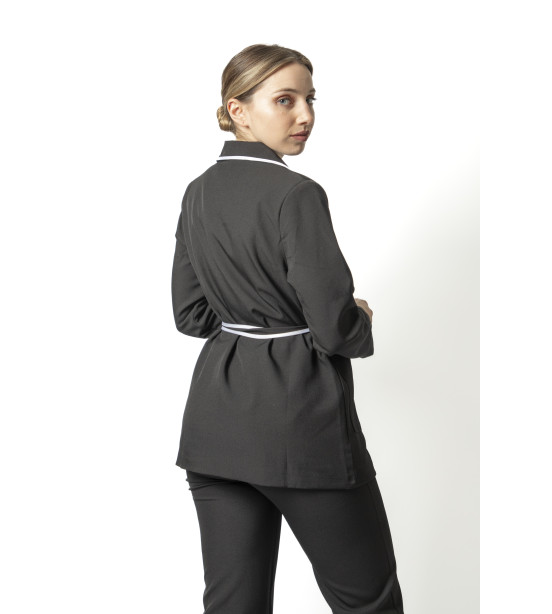 Fato Preto Elegante com Faixa Branca