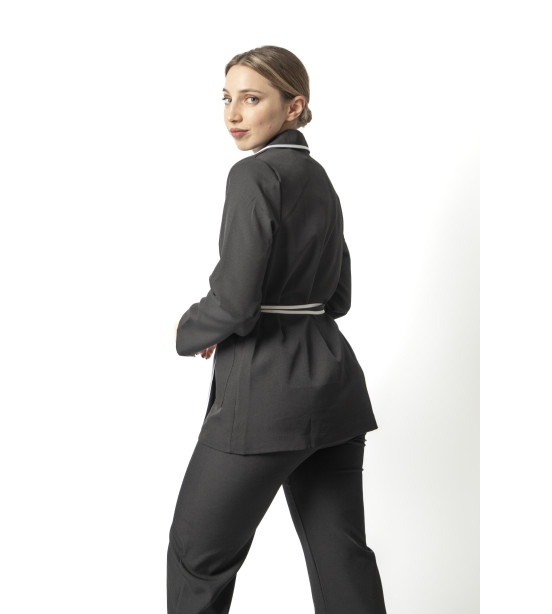 Fato Preto Elegante com Faixa Branca