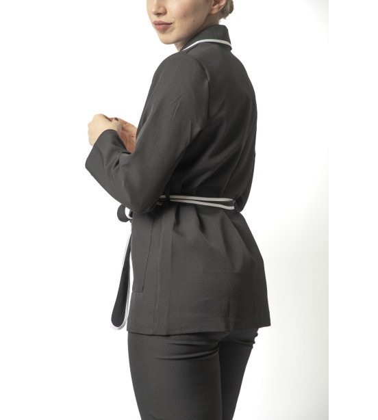 Fato Preto Elegante com Faixa Branca