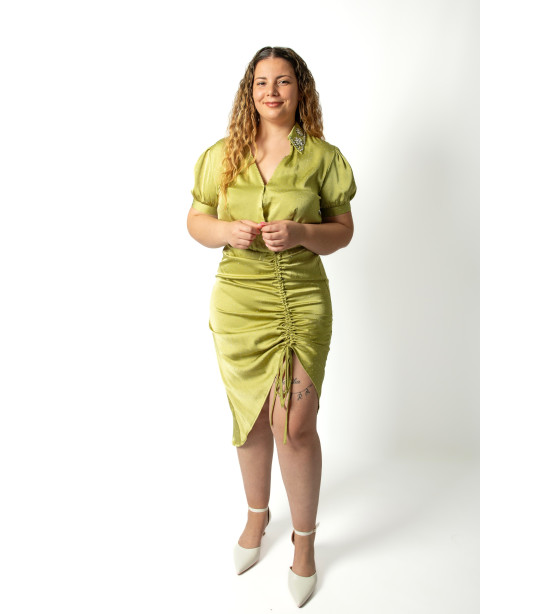 Vestido em Cetim com Brilhantes