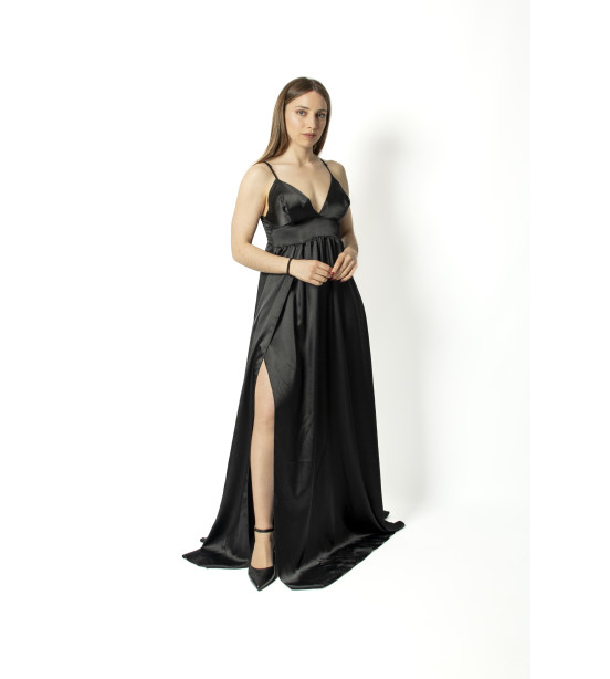 Vestido Preto em Cetim com Racha