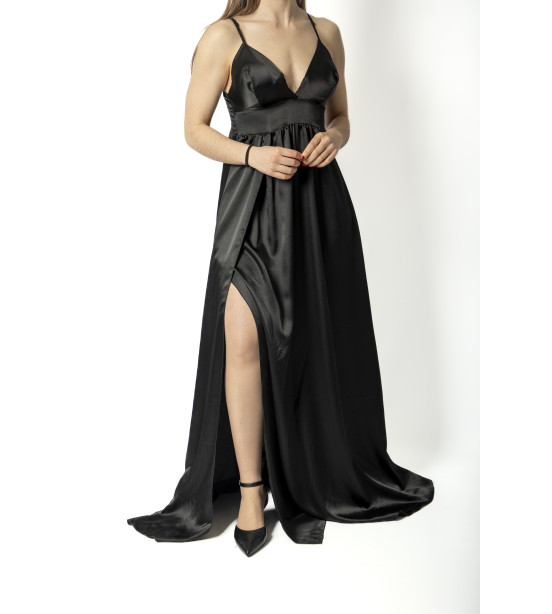 Vestido Preto em Cetim com Racha