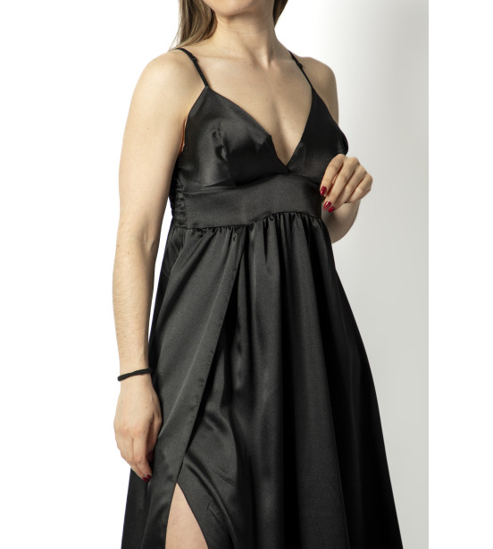 Vestido Preto em Cetim com Racha