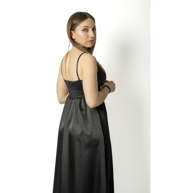 Vestido Preto em Cetim com Racha