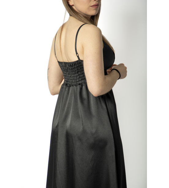 Vestido Preto em Cetim com Racha
